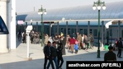 Türkmenistanyň Konstitusiýasy her bir adamyň gezmek hem ýaşamak erkinligini anyk kepillendirýär.