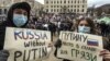 Молодые россияне, живущие в Праге, держат плакаты во время акции протеста. 23 января 2021 года.