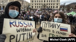 Молодые россияне, живущие в Праге, держат плакаты во время акции протеста. 23 января 2021 года.