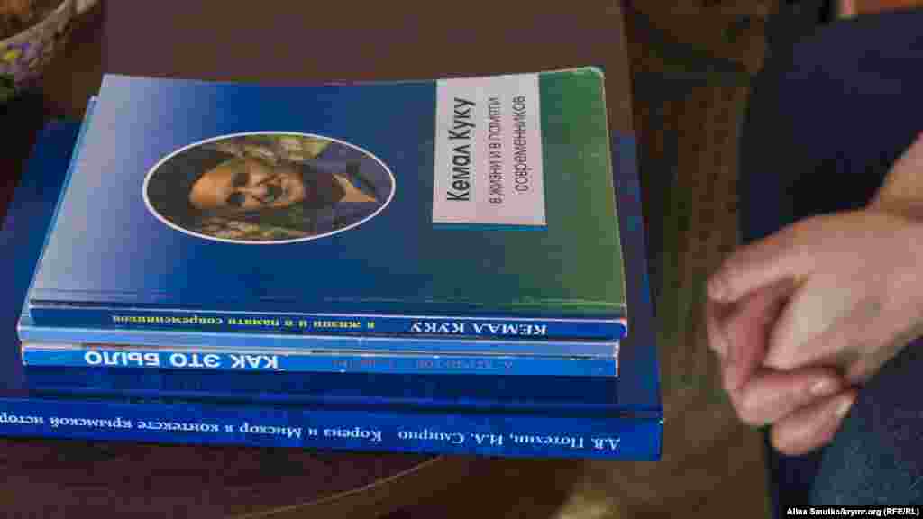 Книги з бібліотеки Куку, написані про батька Емір-Усеїна Кемаля, ветерана кримськотатарського національного руху