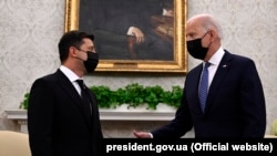 Украина президенті Владимир Зеленский (сол жақта) және АҚШ басшысы Джо Байден. Вашингтон, 1 қыркүйек 2022 жыл. 