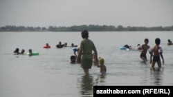 Kupači na jednoj od plaža u Turkmenistanu