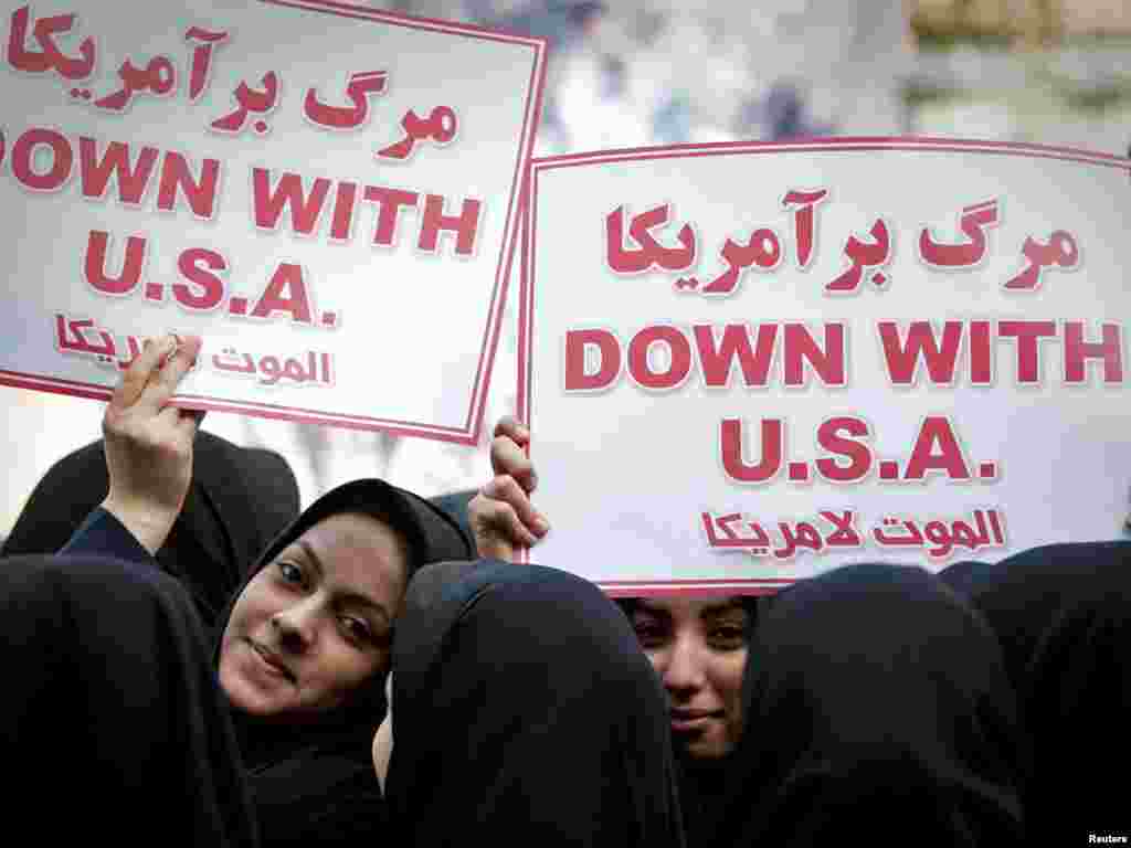 Iran - Studentske demonstracije ispred nekadašnje američke ambasade u Teheranu, 04.11.2010. Foto: Reuters / Caren Firouz