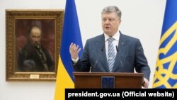 Президент України Петро Порошенко під час церемонії вручення Національних премій України імені Тараса Шевченка діячам культури та мистецтва. Київ, 9 березня 2018 року