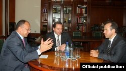 Министр обороны Армении Сейран Оганян (слева) принимает чрезвычайного и полномочного посла Беларуси в Армении Степана Сухоренко, Ереван, 5 августа 2015 г.