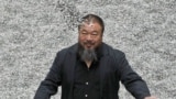 Ai Weiwei cu „Sunflower Seeds”, lucrarea sa expusă la Tate Modern Gallery, la London, în octombrie 2010