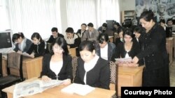Урок в одной из школ Узбекистана, архивное фото.