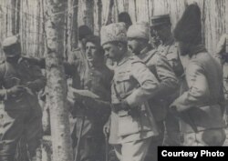 Ofițeri aliați în inspecție pe frontul românesc (Foto: http://www.marelerazboi.ro/razboi-catalog-obiecte/item/ofiteri-aliati-in-inspectie-pe-front)