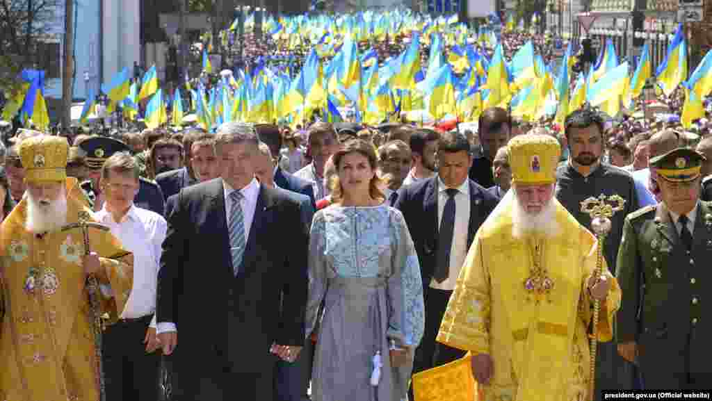 Президент України Петро Порошенко (спереді), глава УПЦ КП патріарх Київський і всієї Руси-України Філарет (ліворуч) і глава УАПЦ, митрополит Київський і всієї України Макарій (праворуч) під час відзначення 1030-річчя хрещення Русі-України. Київ, 28 липня 2018 року. БІЛЬШЕ ПРО ЦЕ