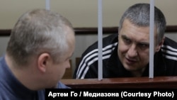 Евгений Панов (справа) в суде. Архивное фото
