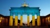 Західні країни бояться бути втягнуті у війну Росії та України – Умланд. На фото: Бранденбурзькі ворота, підсвічені в кольори прапора України. Берлін, 9 травня 2022 року