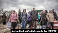 Очередь на КПП в Станице Луганской, марта 2016 года