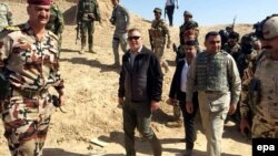 Իրաք - Փոխվարչապետ Բահա ալ-Արաջին (կենտրոնում) այցելում է Թիքրիթի մերձակայքում դիրքավորված զորքեր, մարտ, 2015թ․