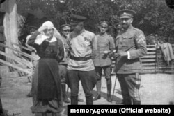 Командир Запорозької дивізії Олександр Натієв (у центрі) та полковник Петро Болбочан з прикметними знаками отамана бригади. Весна 1918 року
