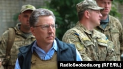 Курт Волкер під час відвідин Авдіївки в зоні конфлікту на Донбасі, липень 2017 року