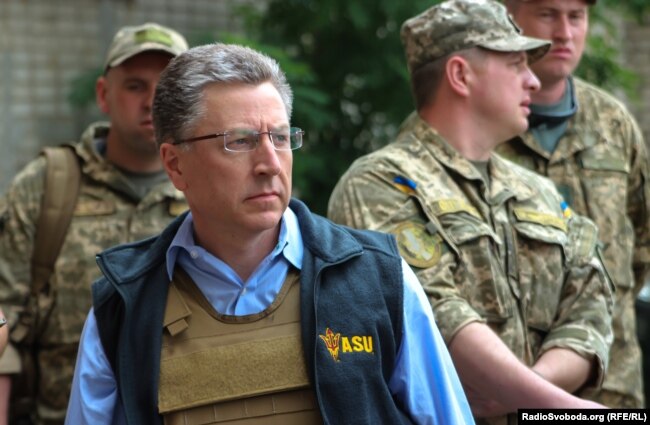 Спеціальний представник Державного департаменту США з питань України Курт Волкер під час перебування у прифронтовій Авдіївці неподалік окупованого Донецька (архівне фото)