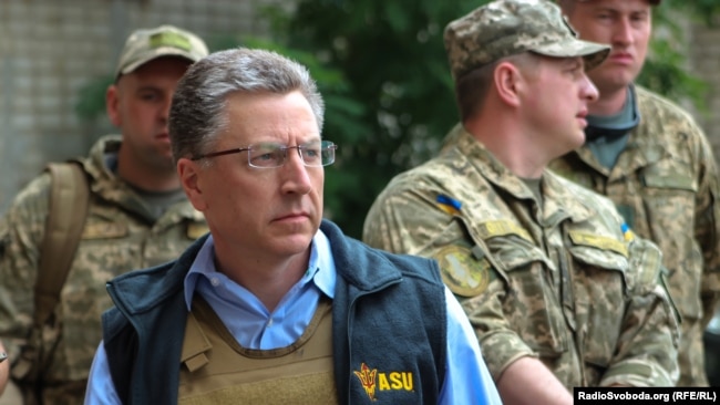 Спеціальний представник США у справах України Курт Волкер у прифронтовій Авдіївці, 23 липня 2017 року