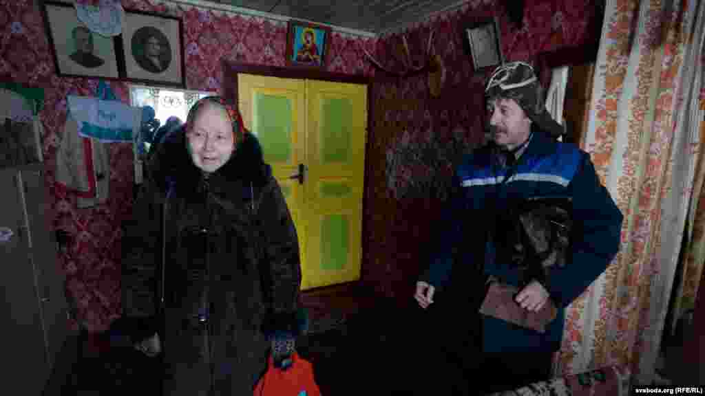 There are just two full-time winter residents in the village of Leskov: Martha Kolyada and her son, Viktor. It's around 8 kilometers to the nearest store, so they eagerly await Thursday visits from the "autalauka."