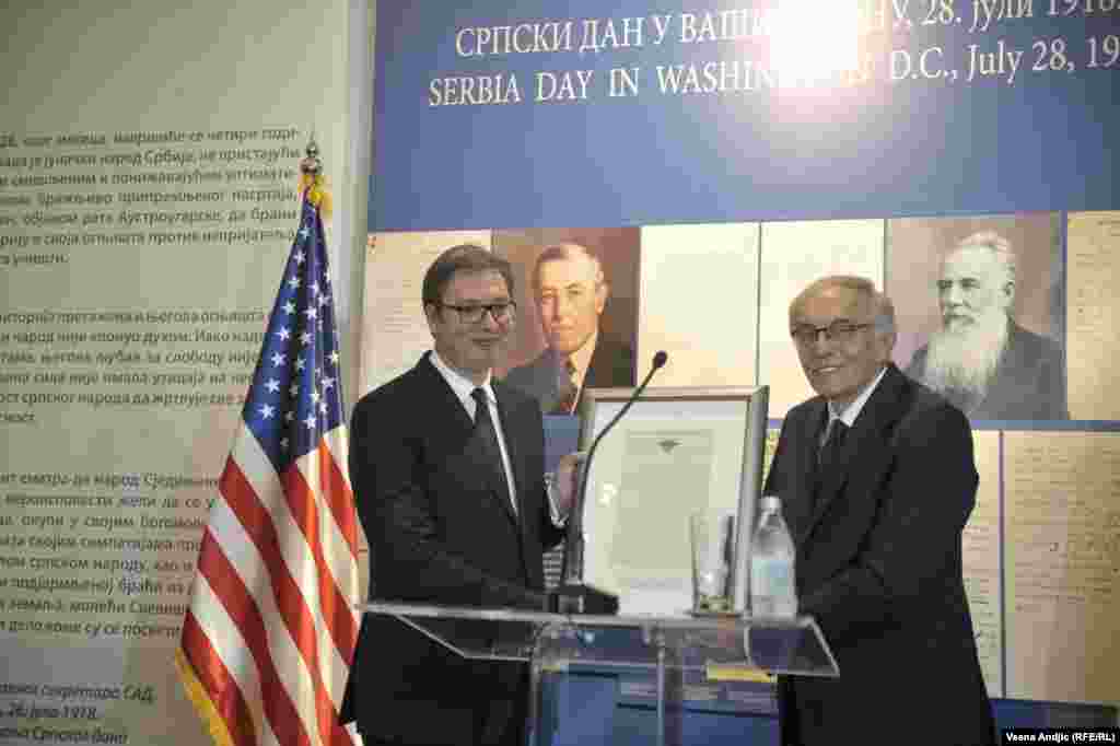 Dr Miroslav Perišić uručuje poklon predsedniku Srbije Aleksandru Vučiću