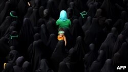 کودکی در مراسم تشییع جنازه یک عضو سپاه پاسداران انقلاب اسلامی