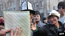 Dozens of inmates' relatives picketed the government and parliament buildings on March 27-28 demanding the authorities intervene to resolve the dispute.