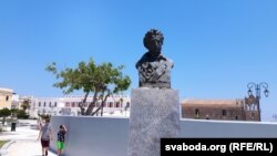 Бюст паэта Нікола Уга Фаскола