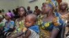 Нигерийские дети с мамами в президентской вилле, где им предоставлено временное жильё (октябрь 2016)