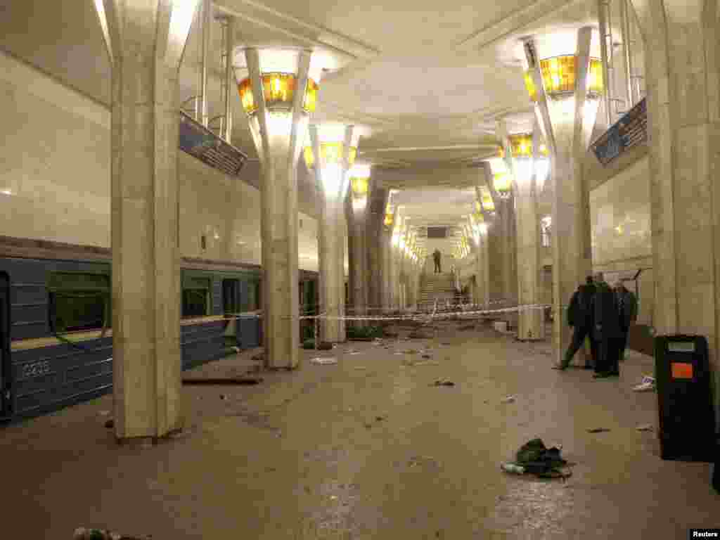 Mjesto eksplozije, metro stanica Oktyabrskaya, Minsk, 11.04.2011. Foto: Reuters / Andrei Stasevich