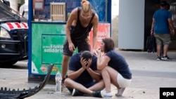 Люди, пострадавшие на месте теракта в Испании. Барселона, 17 августа 2017 года. 