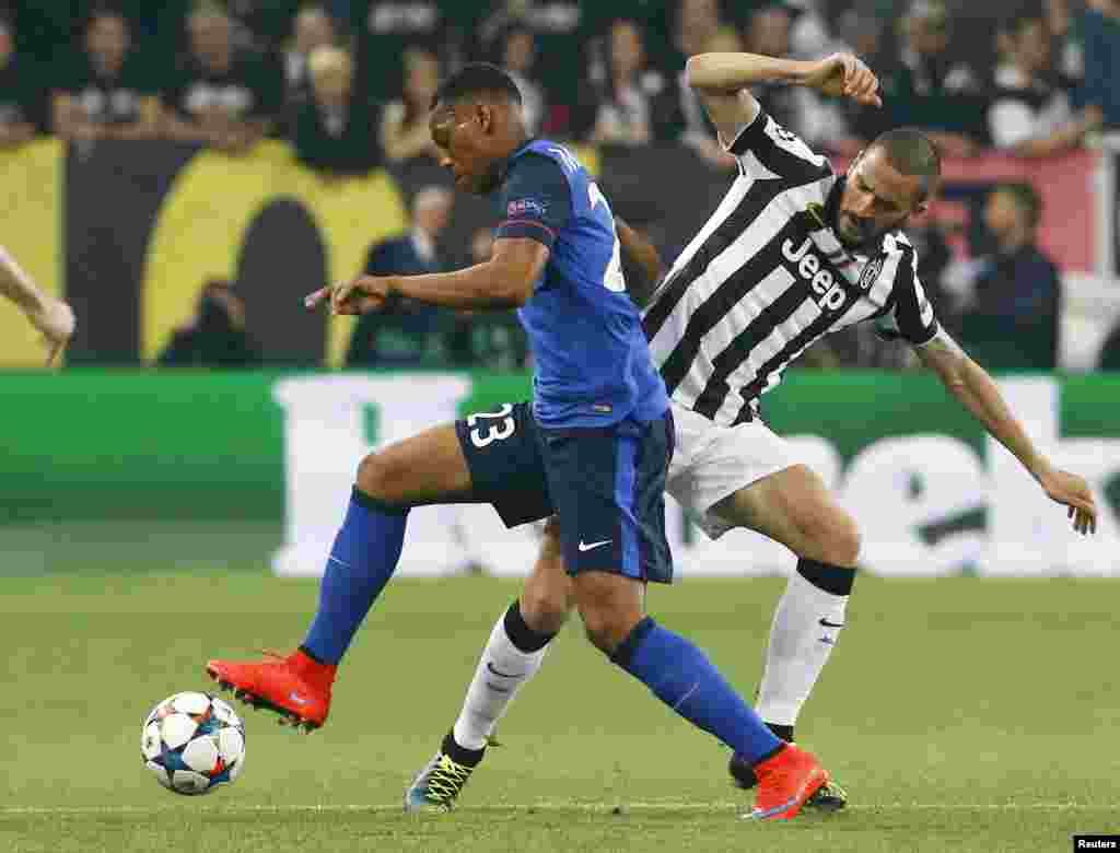 Juventus - Monaco oyununda yuventuslu Leonardo Bonucci Monaco-lu Anthony Martial-dan topu alır (Reuters / Stefano Rellandini)