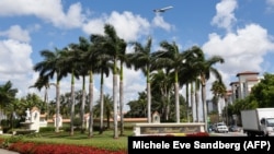 Въезд на территорию принадлежащего Трампу гольф-курорта Trump National Doral в Майами.