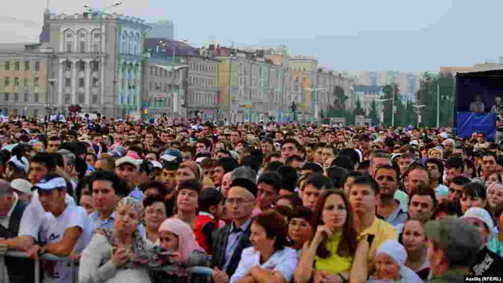 Камал театры каршындагы меңләгән халык