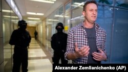 Жемқорлықпен күрес қорының кеңсесін тінту кезінде ақпарат құралдарына сұхбат беріп тұрған Алексей Навальный. 19 желтоқсан, 2019 жыл.