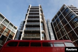 Лондонський даблдекер проїздить повз комплекс люксусових апартаментів One Hyde Park. Фото січня 2011 року