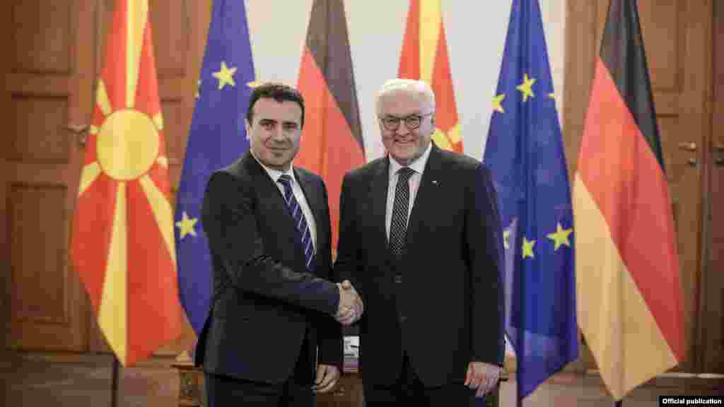 МАКЕДОНИЈА - Премиерот Зоран Заев и германскиот претседател Франк Валтер Штајнмаер во телефонски разговор ја констатирале историската важност на Договорот од Преспа, како за нашата земја, така и за регионот и Европа, соопшти владината прес-служба.