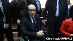 Обвиняемый в похищении и избиении участников протестов во время Евромайдана Геннадий Кернес во время заседания Киевского районного суда Полтавы, 21 января 2015. После покушения Кернес оставался в инвалидном кресле