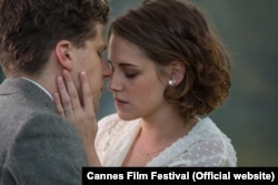 Woody Allenin "Kübar həyat" filmindən bir kadr.