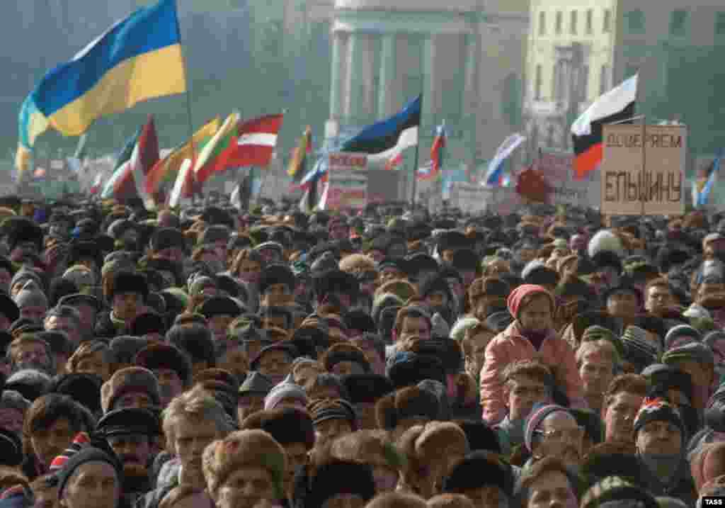 Yeltsin supporters rally in Moscow on March 10, 1991, ahead of a referendum on "strengthening Russia's statehood" (TASS) - Soviet Union – Russia / Politics – Thousands of Yeltsin supporters at a rally organized by Democratic Russia ahead of a March 17, 1991 referendum, Manezh Square, Moscow, 10Mar1991 (Yeltsin urged his supporters to vote in support of a "renewed Union," but also called for a "strengthening of Russia's statehood" and forced into the referendum a vote on whether Russia's president should be popularly elected). Source: ITAR-TASS.