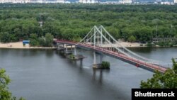Частина пішохідного мосту на Труханів острів у Києві обвалилася 2 серпня