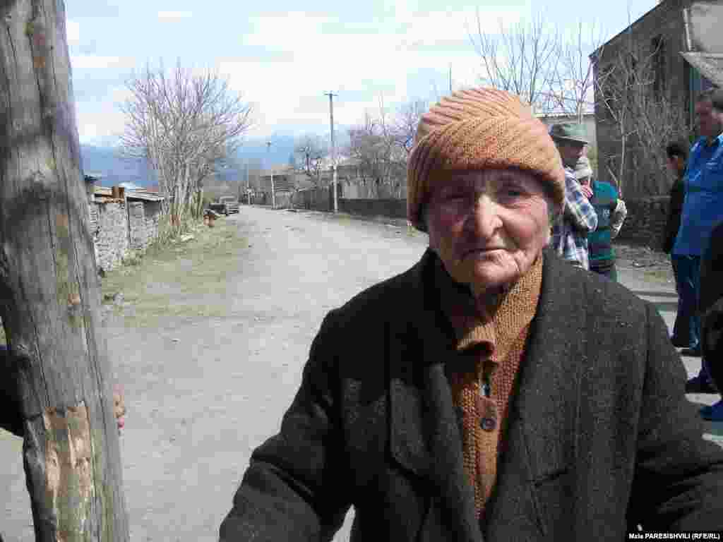 83-летняя Юлия Хасиева ждет, когда в село приедет президент и решит проблемы жителей.