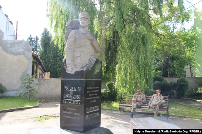 Пам'ятник Мирославу Симчичу, Коломия