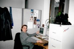 Богдана Костюк на робочому місці в офісі Київського бюро Радіо Свобода на Хрещатику. Київ, 1999 рік