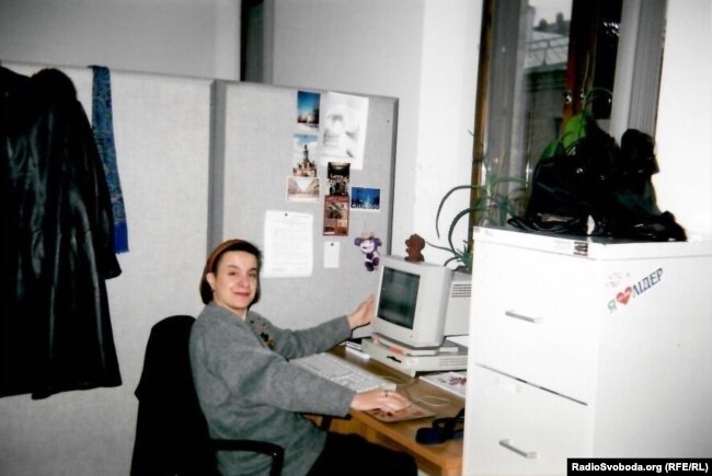 Богдана Костюк на робочому місці в офісі Київського бюро Радіо Свобода на Хрещатику. Київ, 1999 рік