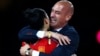 لوئیس روبیالس پس از قهرمانی تیم ملی زنان اسپانیا در مراسم توزیع مدال‌ها، جنیفر هرموسو، مهاجم تیم اسپانیا، را درآغوش گرفت و لب‌های او را بوسید