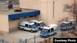 У здания, в котором проходил суд по делу о событиях в Жанаозене. Актау, 27 марта 2012 года. Фото предоставлено сайтом "Лада.кз".