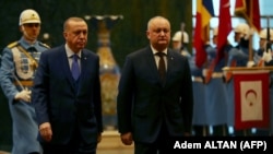 Preşedintele Turciei, Recep Tayyip Erdogan, (stânga) îl întâmplină pe omologul său moldovean, Igor Dodon, la Ankara. 30 decembrie 2019 