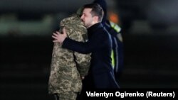 Volodimir Zelenski salută unul dintre prizonierii repatriați, 29 decembrie 2019