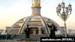 Ашхабат. Монумент Независимости