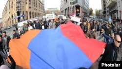 Armenia - Hundreds of people demonstrate in Yerevan against Russian President Vladimir Putin's visit, 2Dec2013.