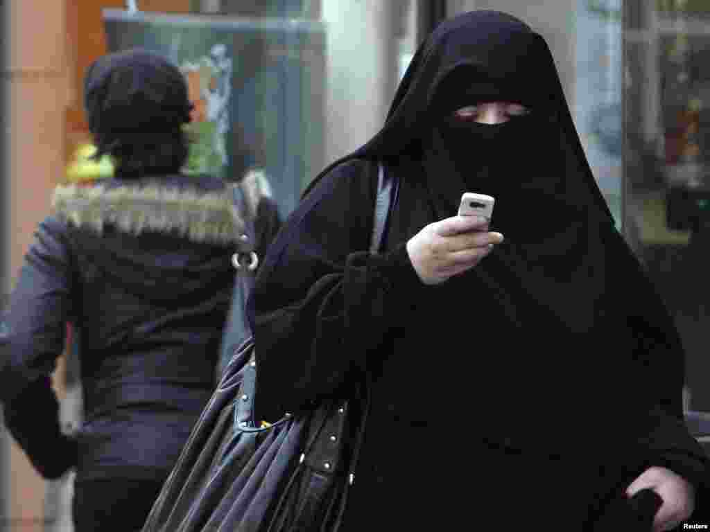 Senati francez miratoi ligjin që ndalon mbulimin e fytyrës, si pjesë e veshjeve islamike. në vende publike.